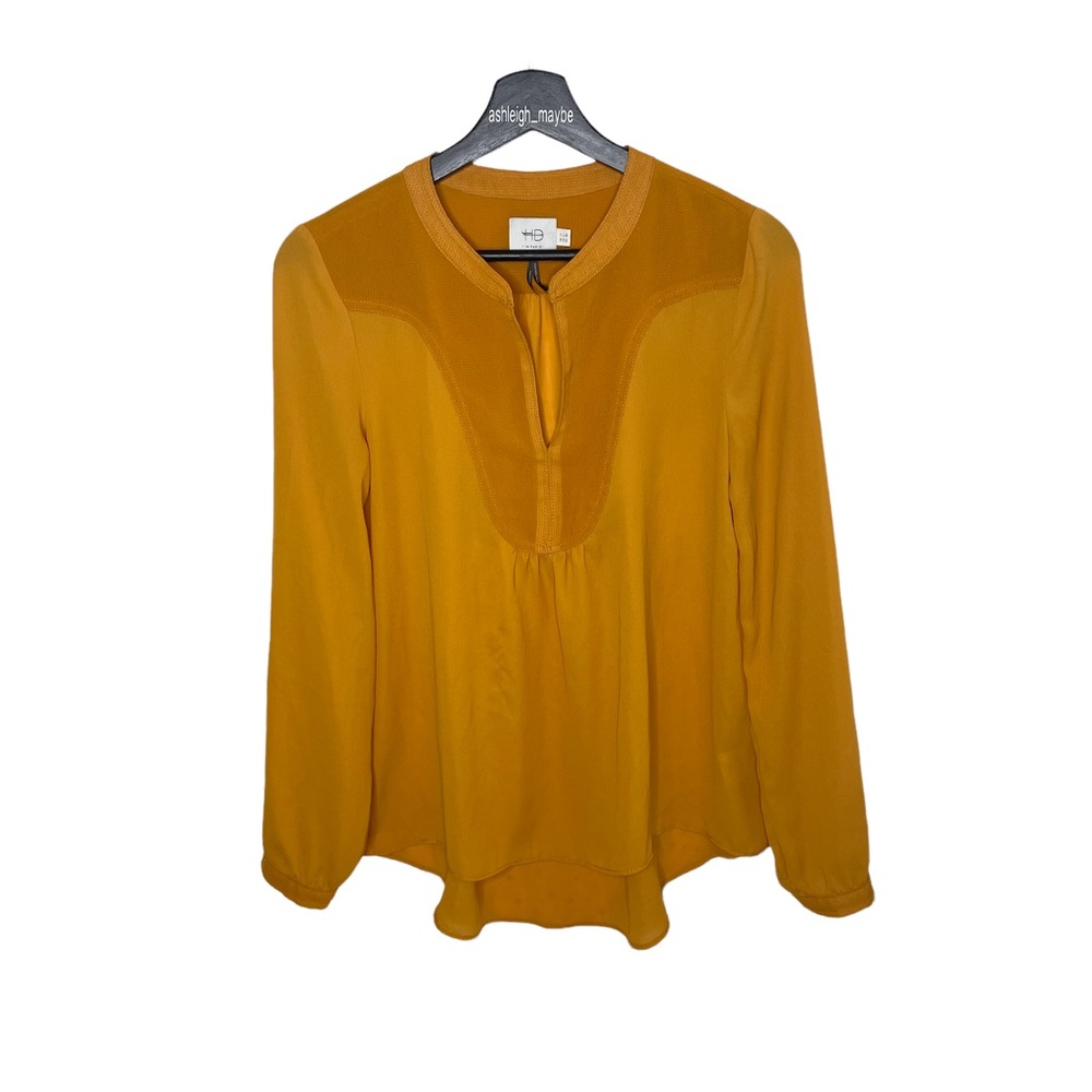 HD in Paris | Thelma Mustard Lightweight Textured V-Neck Blouse Size 6